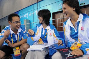 杨静和工作伙伴正在讨论学习击剑知识